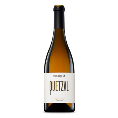 Garrafa de vinho branco com rótulo branco e letras douradas