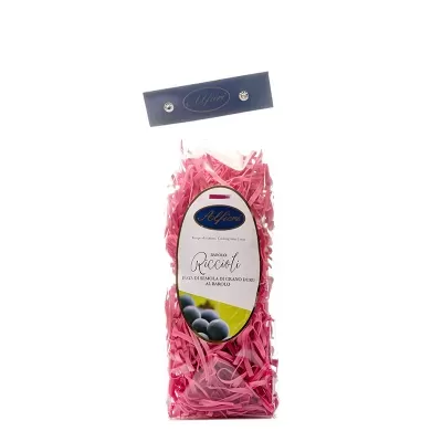 Massa fresca cor-de-rosa em saco plástico com etiqueta oval branca e texto