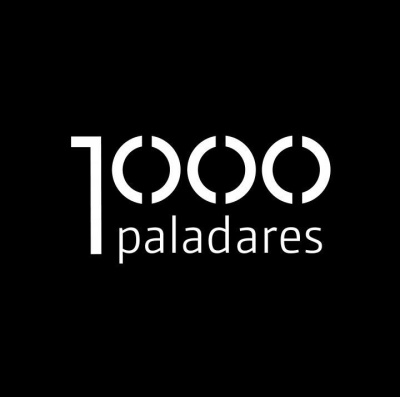 Logótipo com texto '1000 paladares' em branco sobre fundo preto.