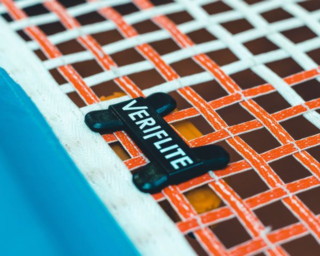 rede de ténis com etiqueta VERIFLITE e fios brancos e laranja