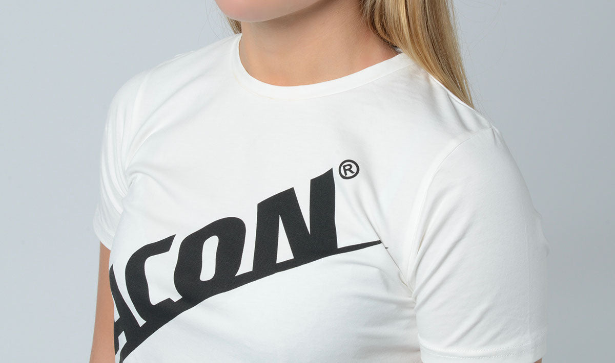 T-shirt branca com logo preto ICQN na frente