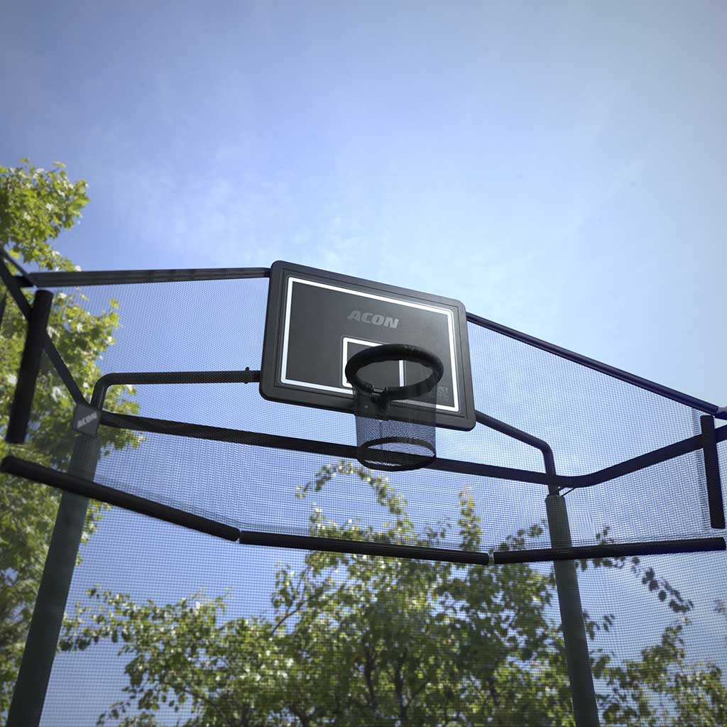 Cesto de basquetebol ACON preto com rede protetora e árvores ao fundo
