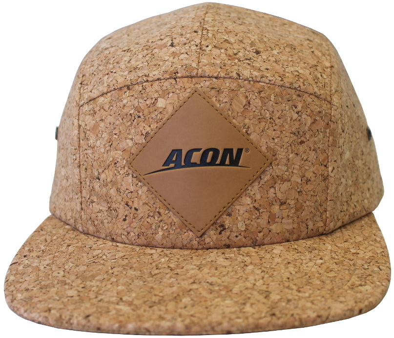 Boné de cortiça natural com emblema de couro com texto ACON