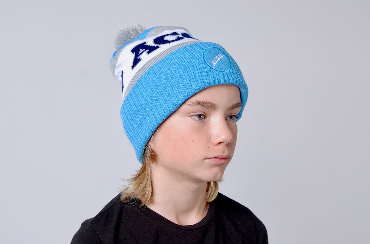 Gorro de malha azul claro, branco e cinza com pompom cinza e texto ACAI