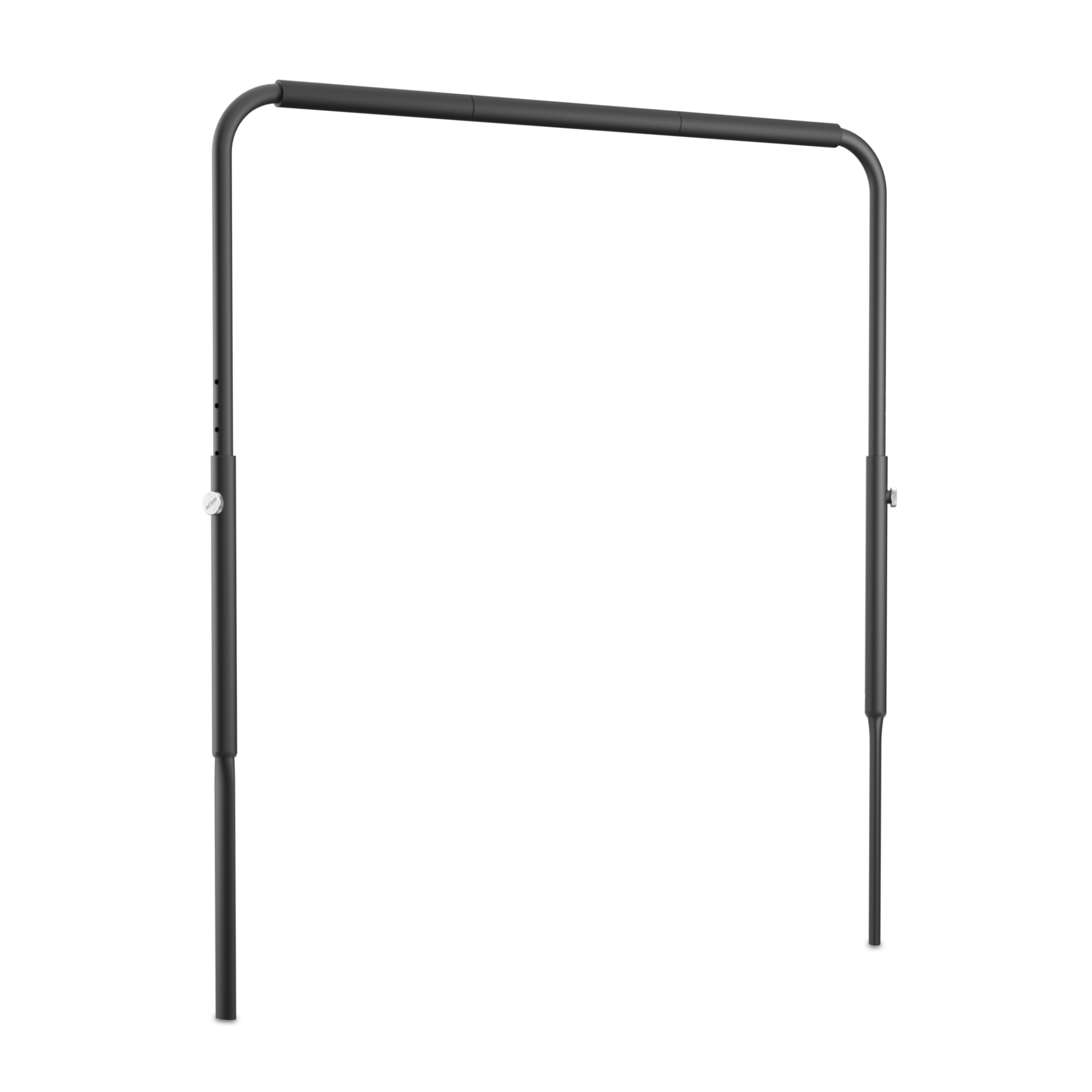 Suporte de roupa metálico preto com pernas ajustáveis.