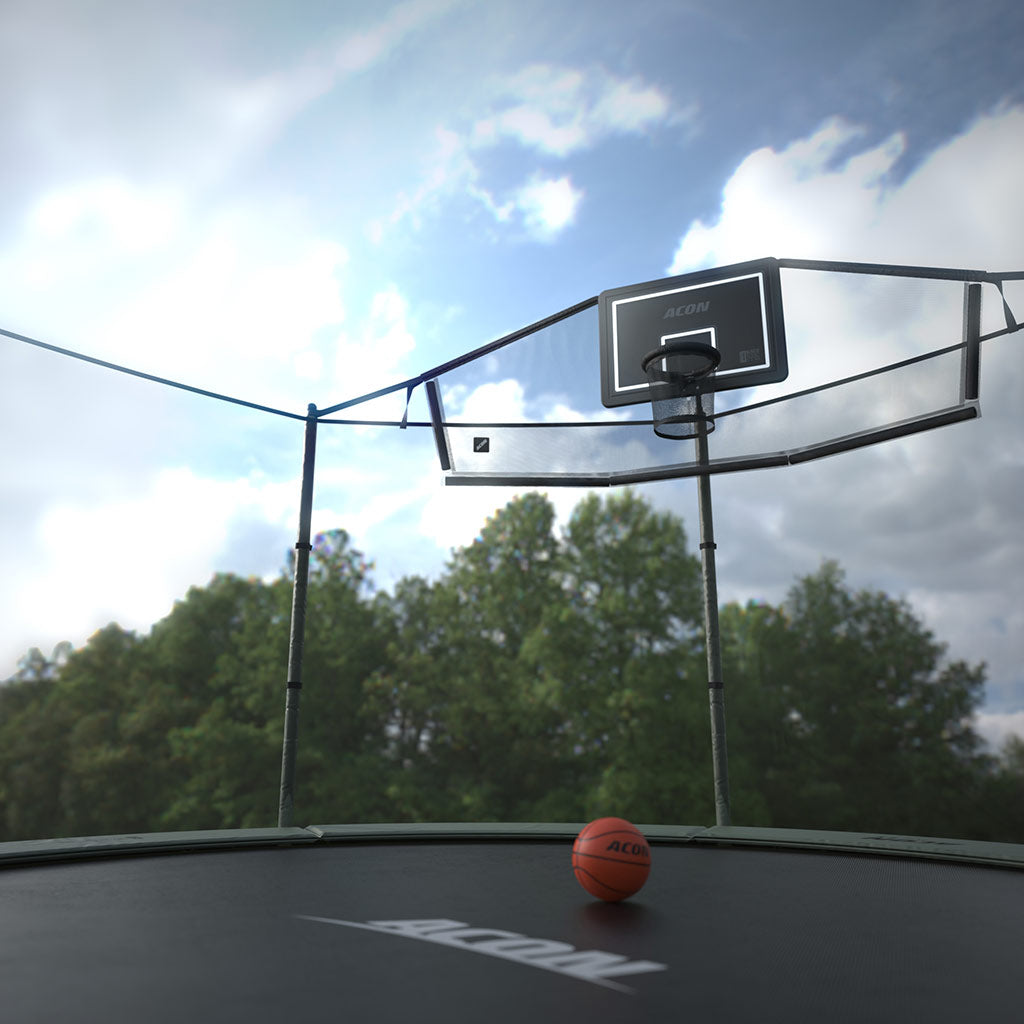 Trampolim com rede de proteção, bola e aro de basquetebol marca ACON ao ar livre