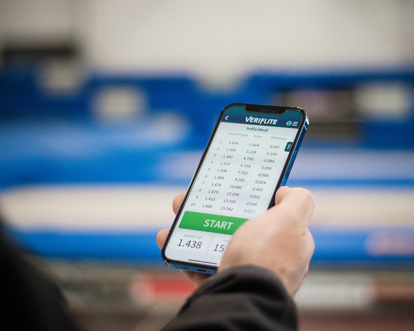 Pessoa a segurar um smartphone com aplicação VERIFLITE no ecrã