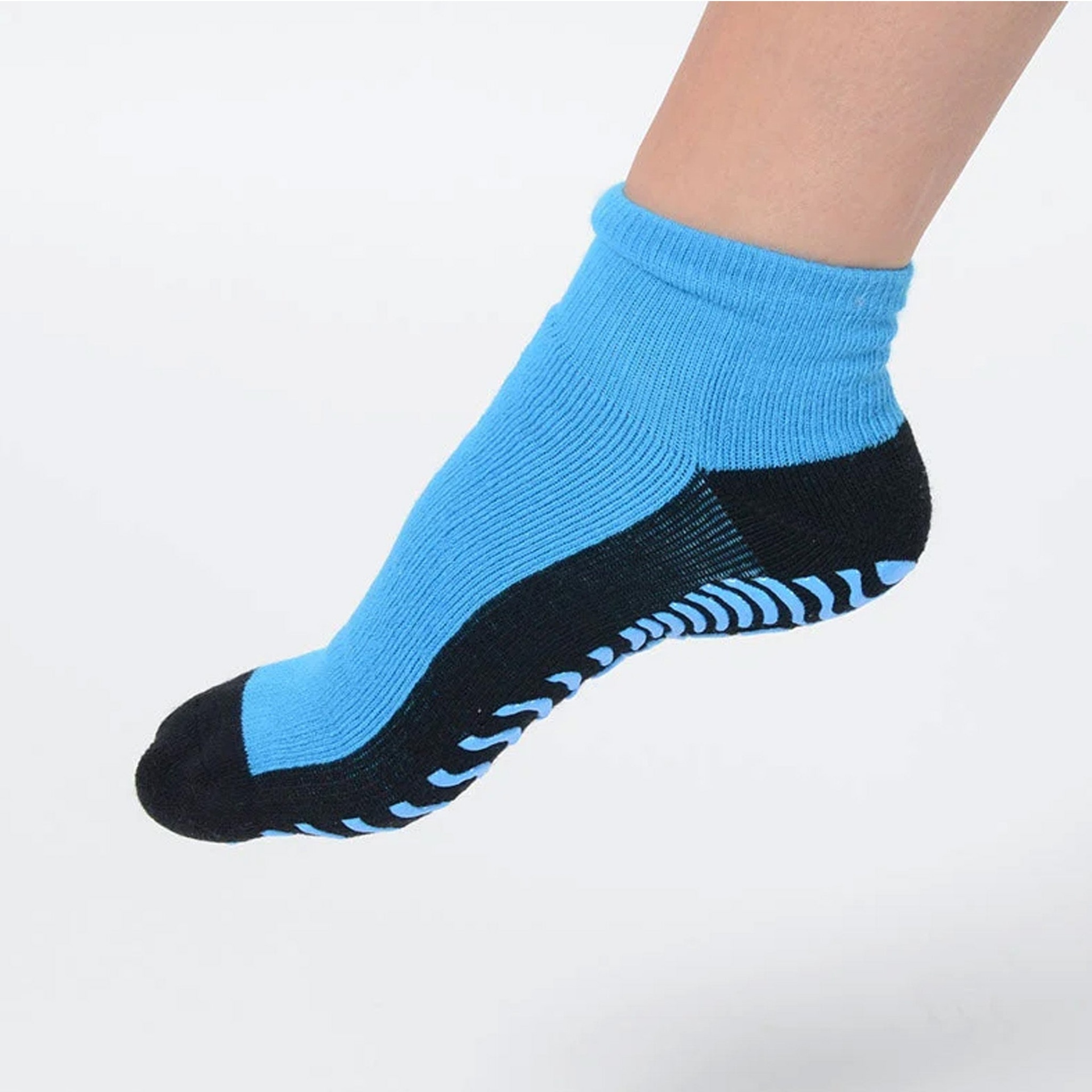 Meia desportiva azul clara com detalhes pretos e antiderrapantes azuis na sola