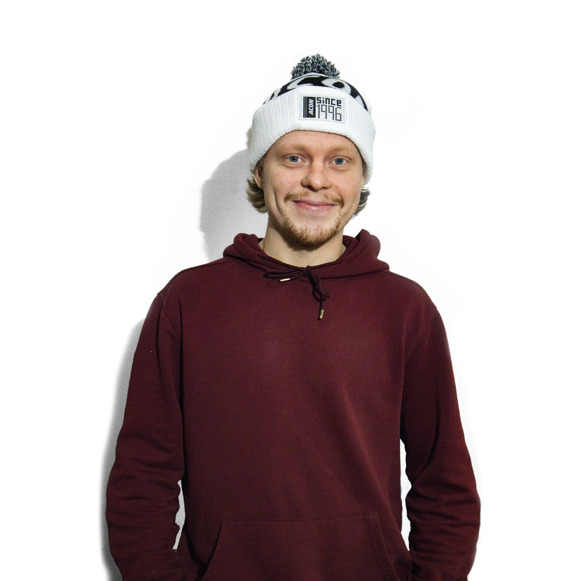 Gorro de malha branco e preto com pompom e etiqueta ACON SINCE 1996