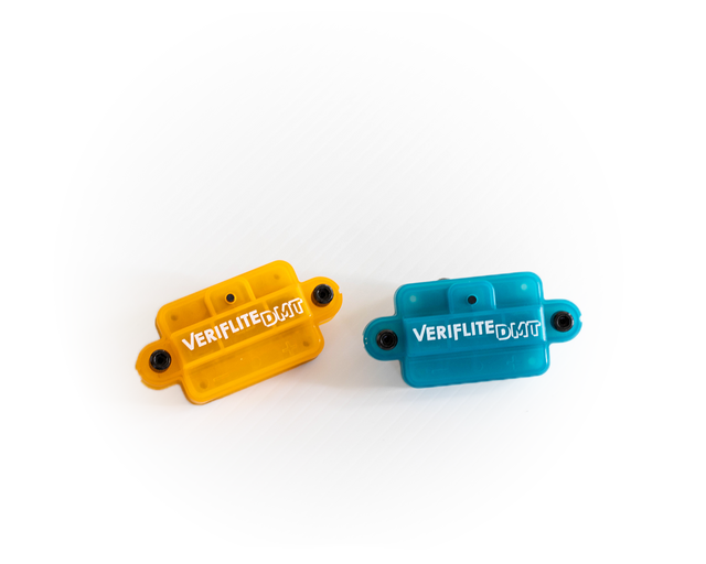 Dois dispositivos plásticos amarelo e azul com texto VERIFLITE DMT sobre fundo branco