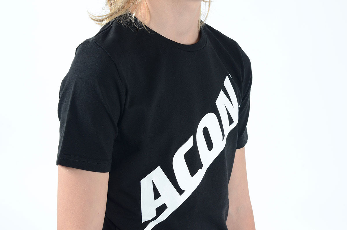 T-shirt preta com letras brancas ACOD vista de criança