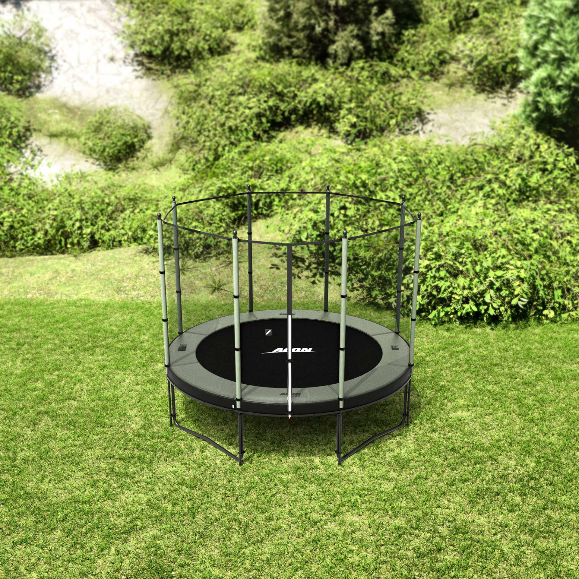 Cama elástica com rede de proteção e estrutura metálica num jardim