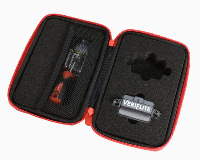Estojo vermelho aberto com interior em espuma preta e dispositivo VERIFLITE