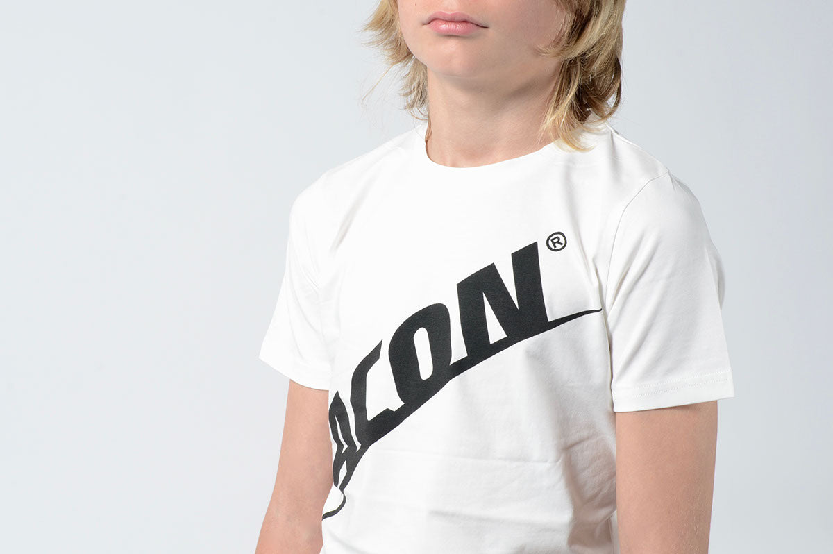 Camiseta branca com estampado ICON® preta usada por uma criança