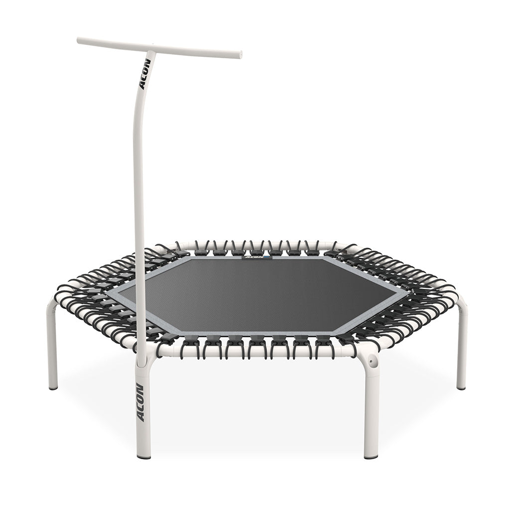 Trampolim hexagonal branco com pega vertical e superfície de salto preta