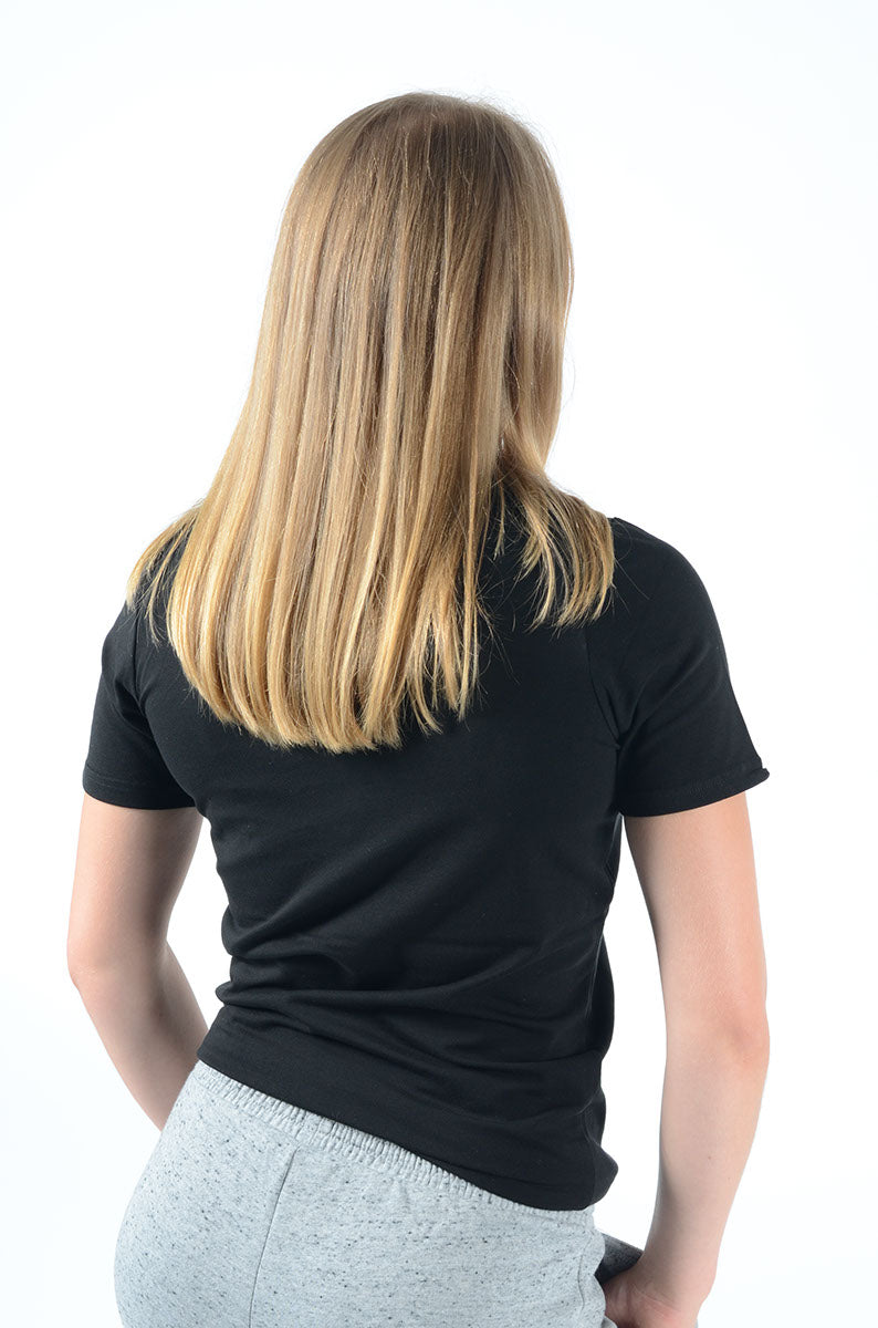 Pessoa de costas com t-shirt preta e calças cinzentas