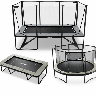 Três trampolins com redes de proteção e o nome ACON no tampo preto