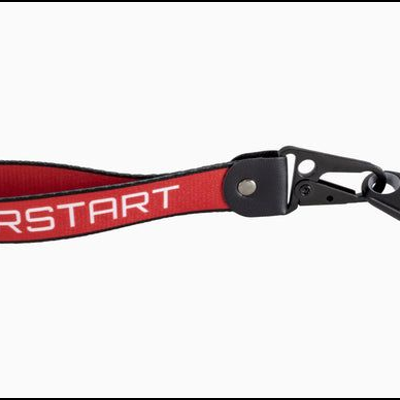 Chaveiro ou pulseira vermelha com texto AIRSTART e fecho preto