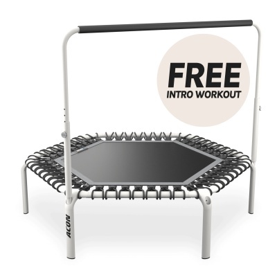 Trampolim de fitness com barra de apoio e texto promocional ao fundo