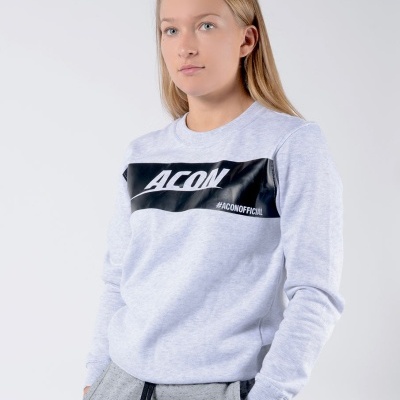 Sweatshirt cinzento claro com patch preto e texto ACON no peito