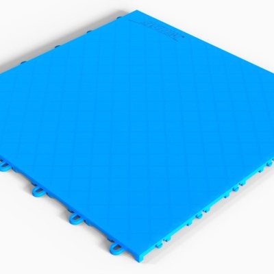 Painel modular de chão azul com padrão de quadrícula e encaixes laterais