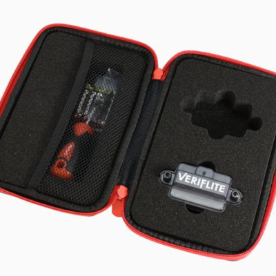 Estojo vermelho aberto com interior em espuma preta e dispositivo VERIFLITE