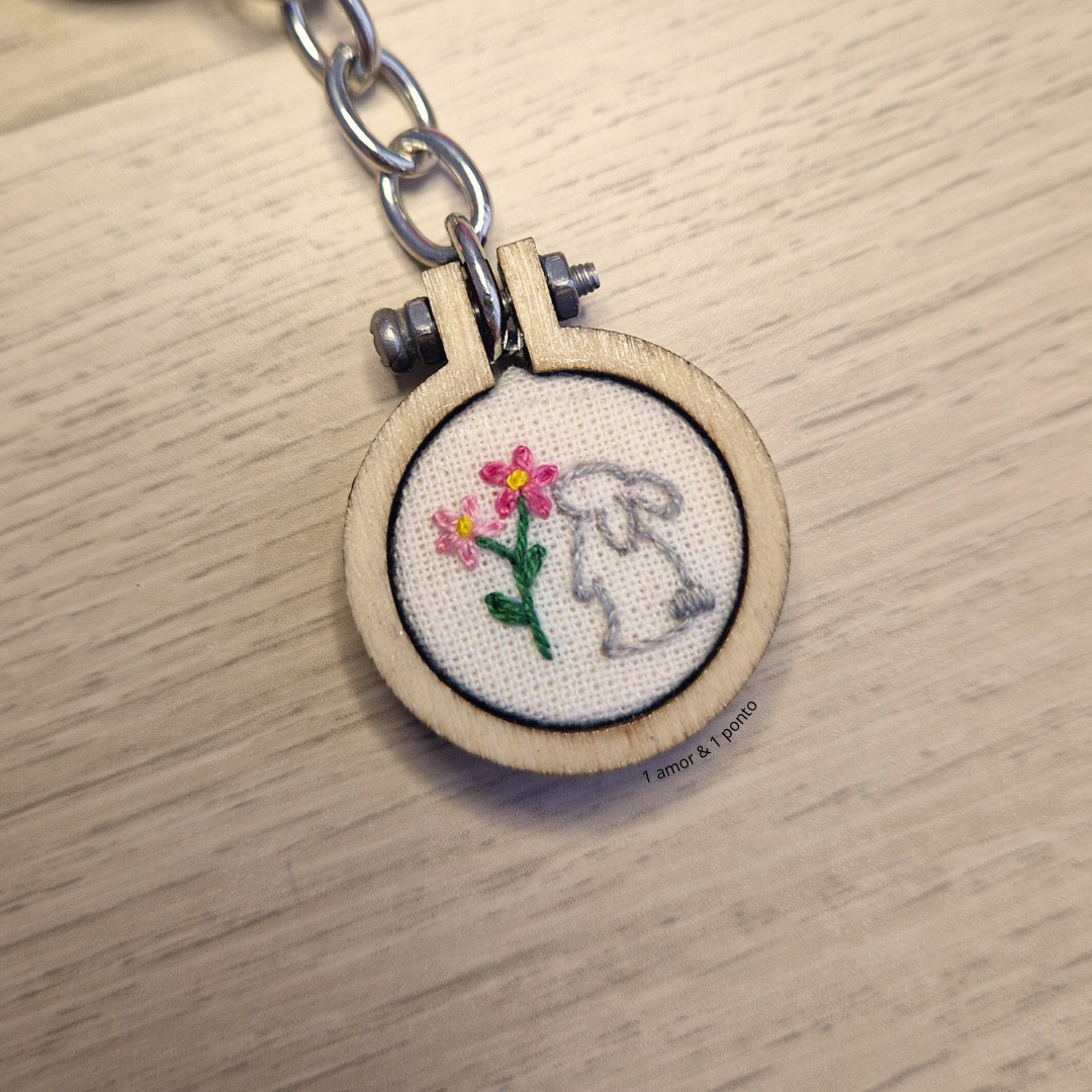 Pendente de chaveiro com bordado de coelho e flor em bastidor de madeira