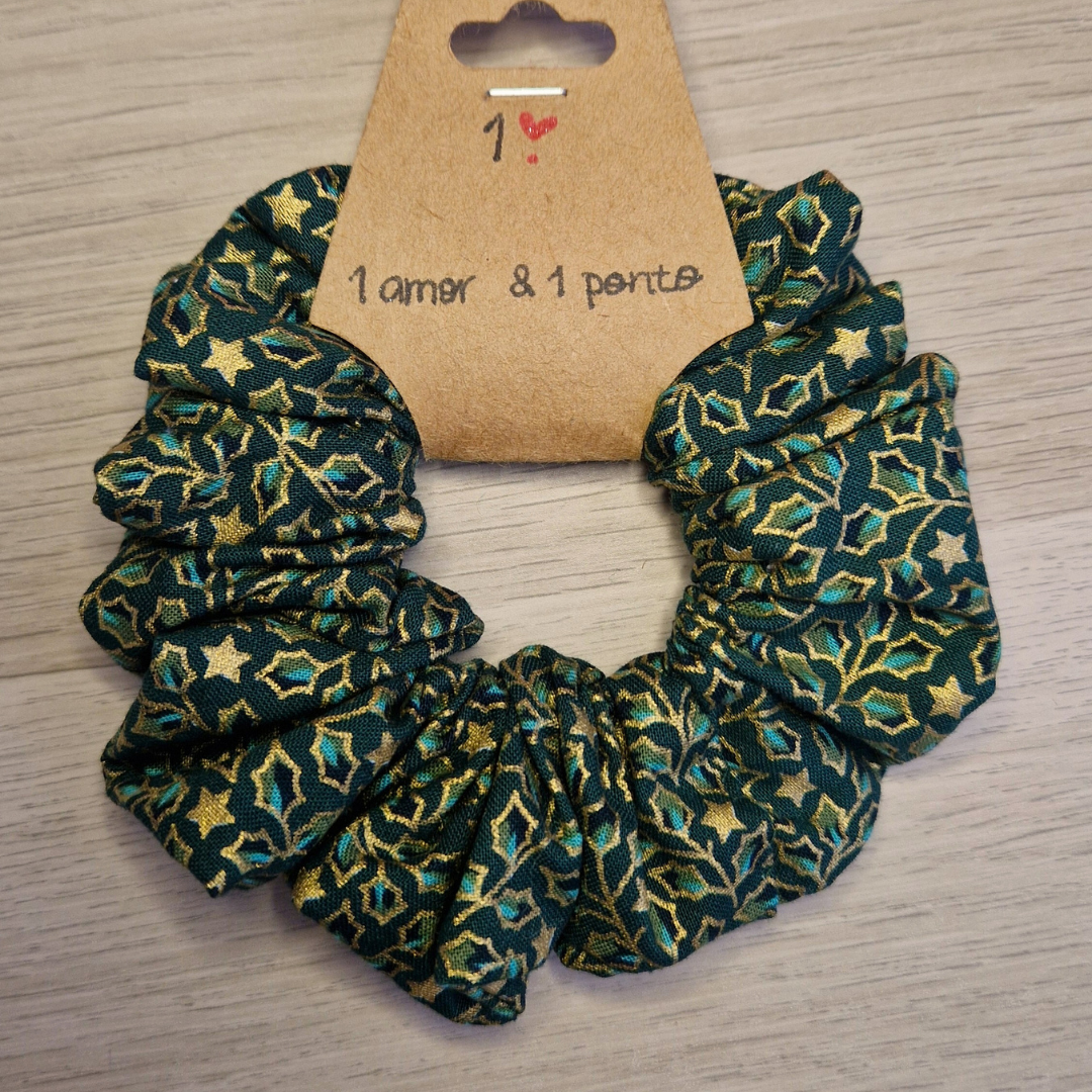 Elástico de cabelo verde e dourado com padrão geométrico em cartão castanho com texto