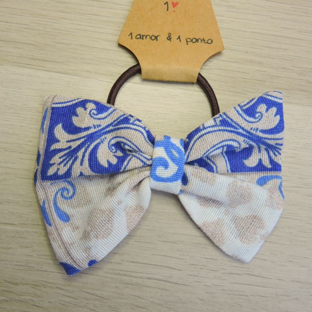 Elástico de cabelo com laço em tecido azul, branco e bege com etiqueta de papel