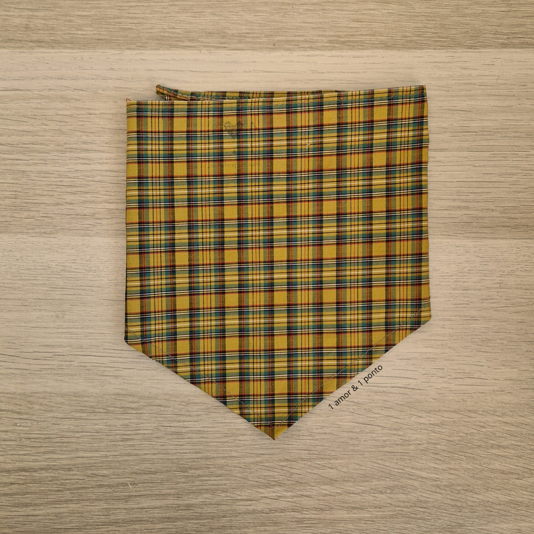 Bandana quadriculada amarela com texto 'amor & apelo' numa superfície de madeira clara