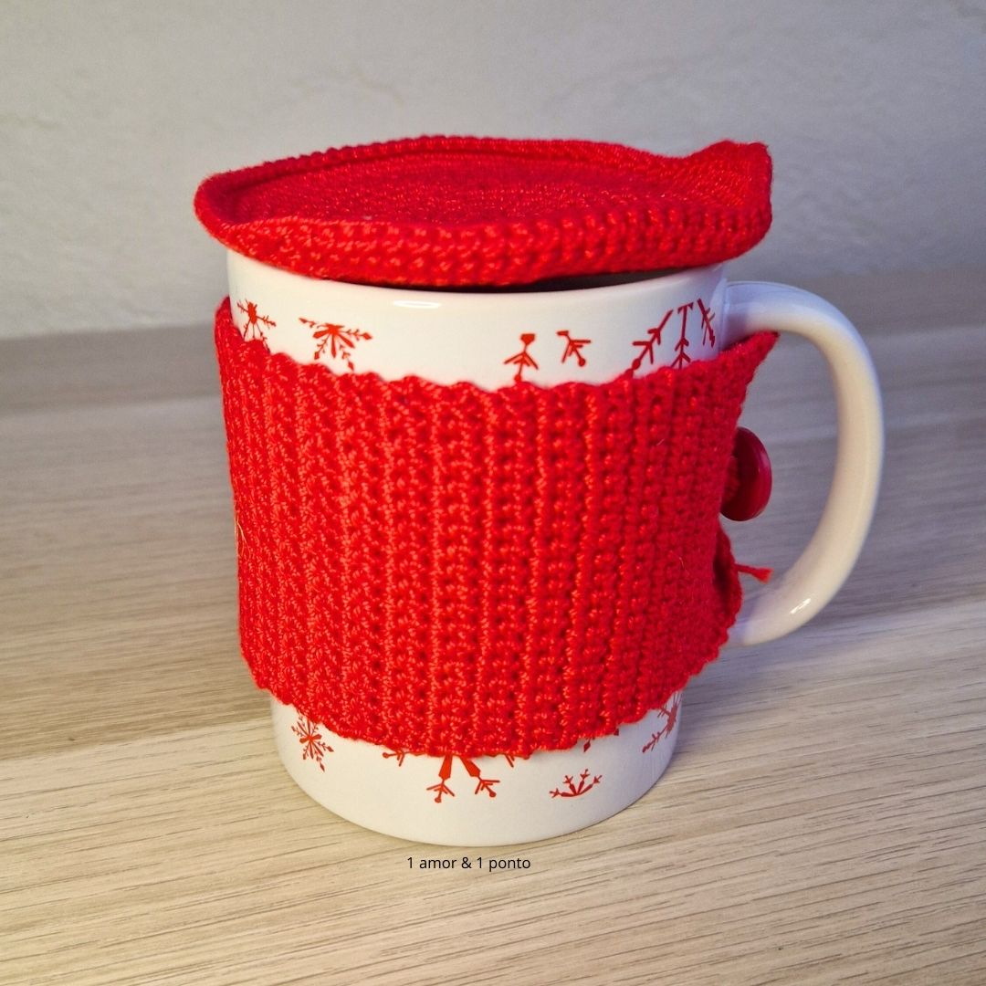 Caneca branca com padrão vermelho e capa de malha vermelha com botões