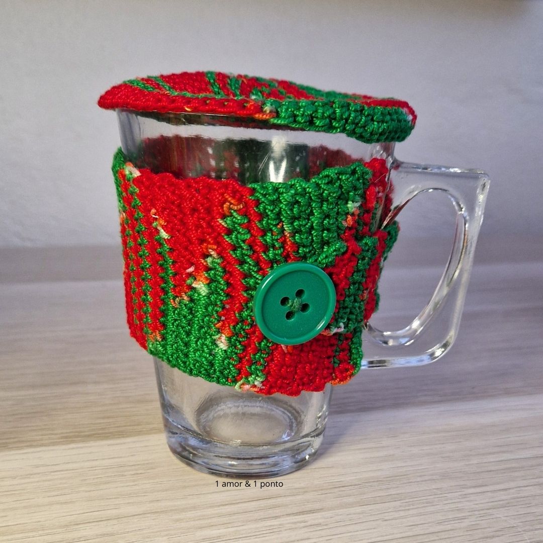 Copo de vidro com capa de croché vermelha e verde e botão verde