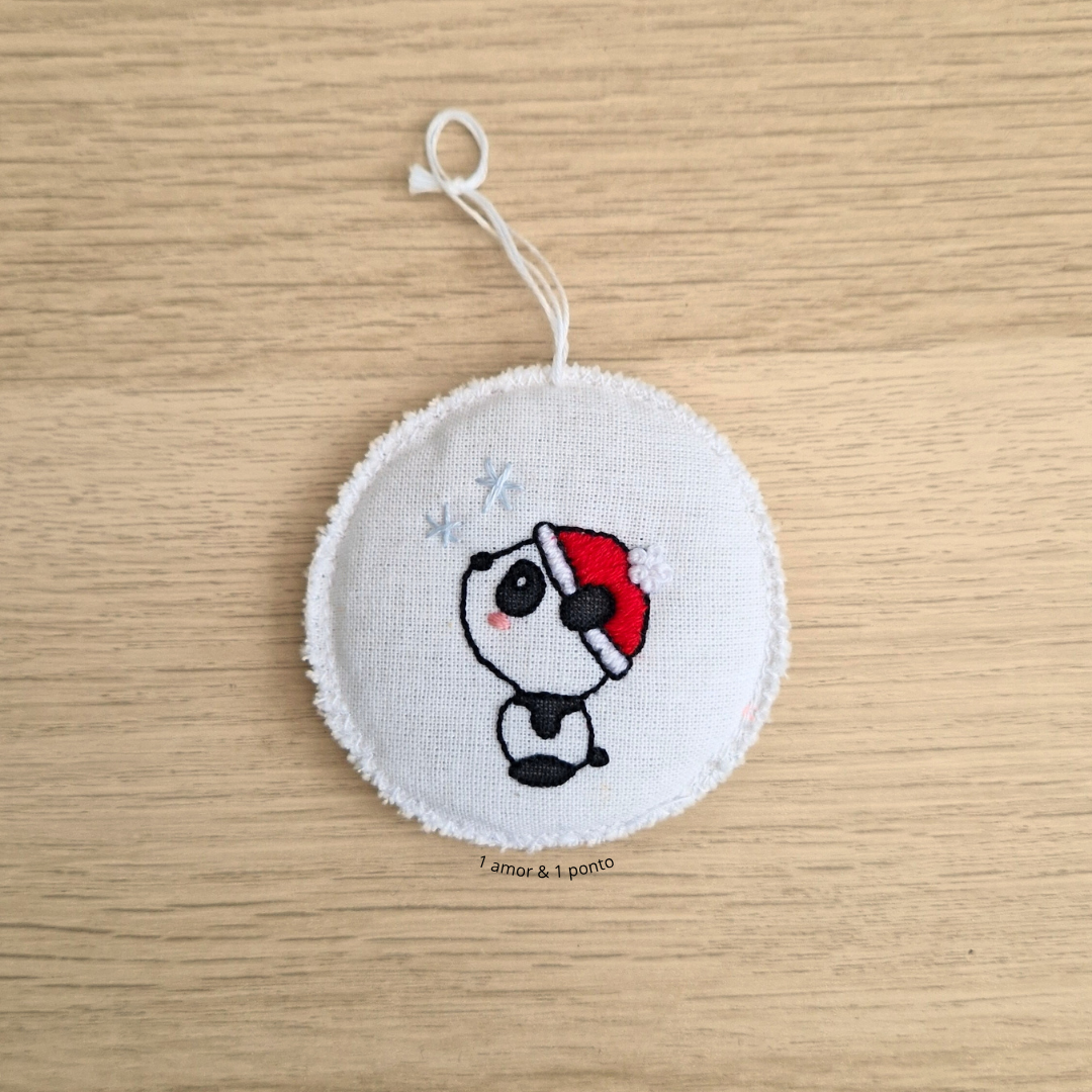 Ornamento natalício redondo com panda bordado e chapéu de Natal