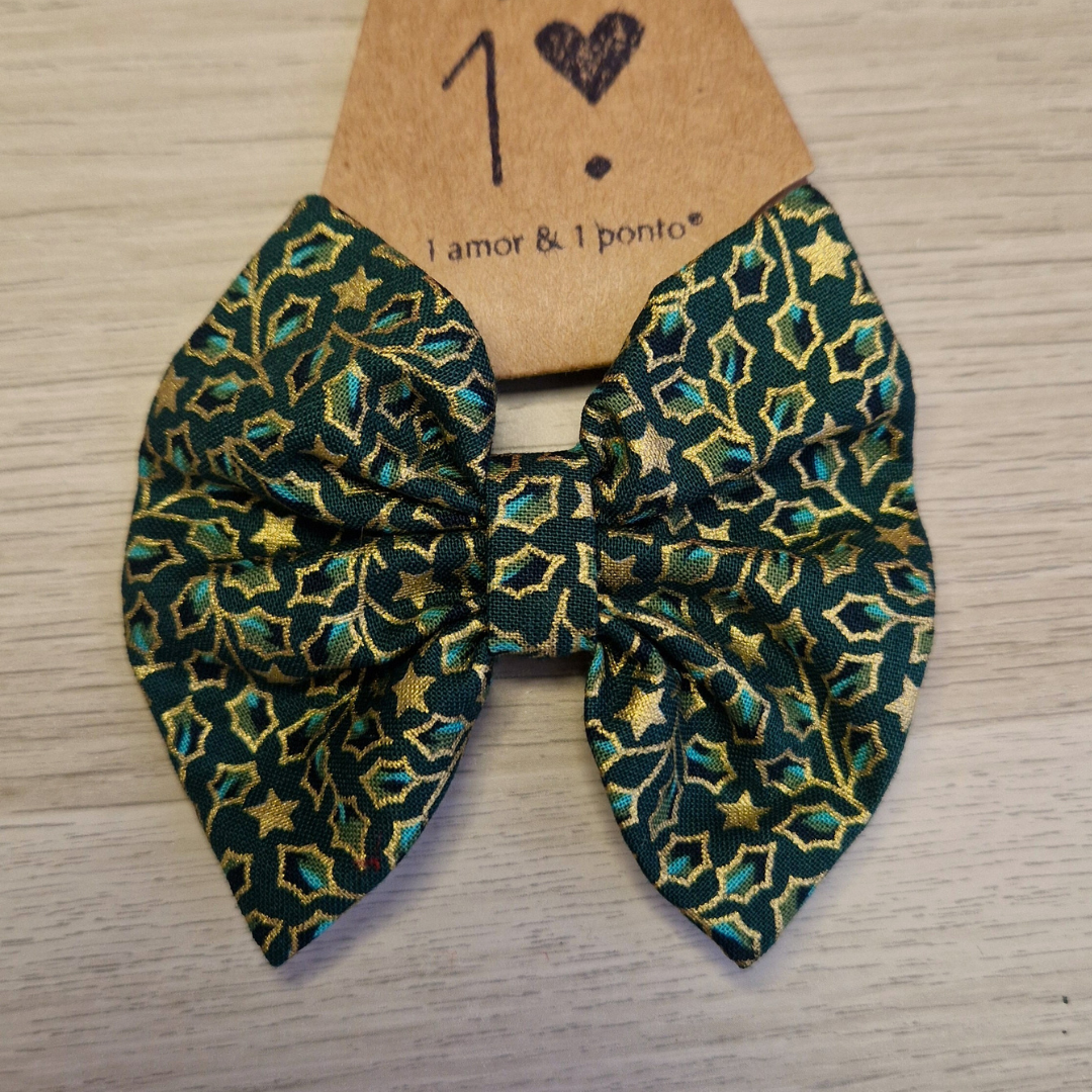 Laço verde escuro com padrão dourado em cartão de papel castanho