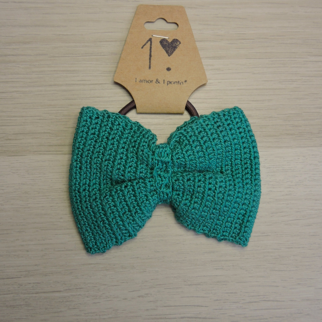 Laço verde trançado com etiqueta de cartão castanho e elástico preto