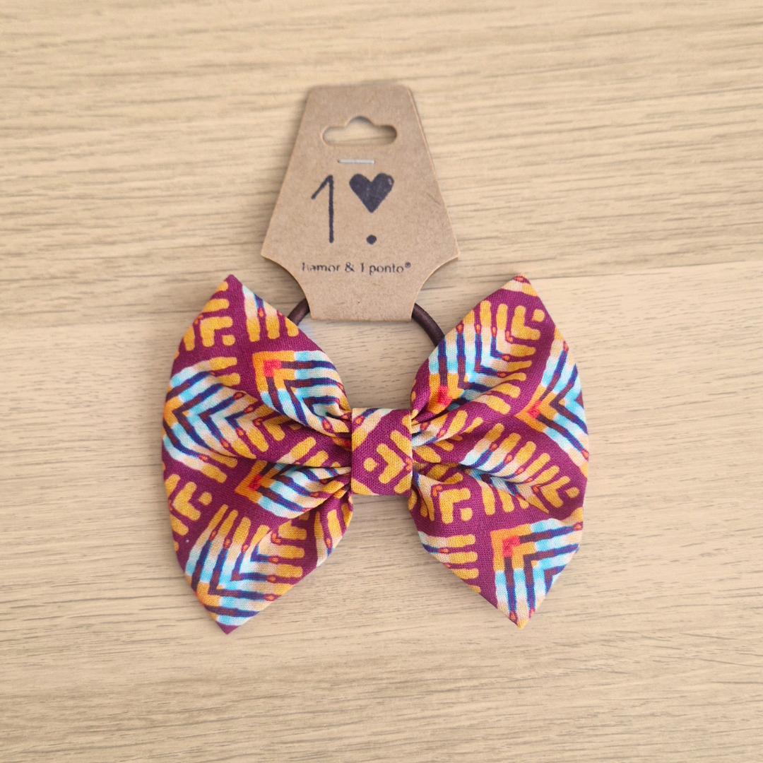 Laço de tecido colorido com padrão geométrico e etiqueta de cartão