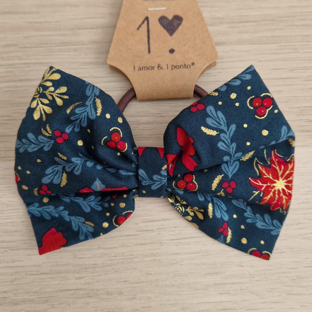 Gravata borboleta azul com padrão floral em embalagem de papel castanho sobre madeira clara