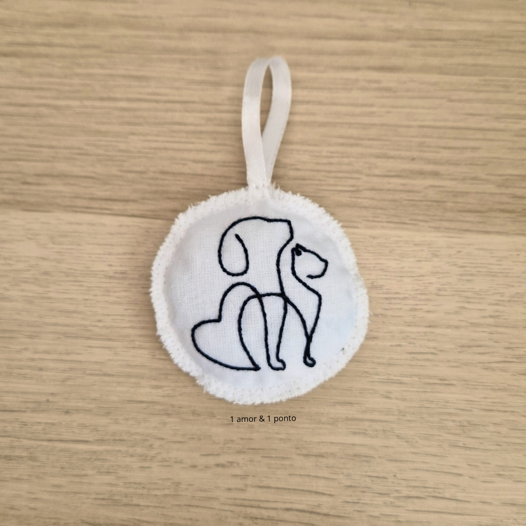 Ornamento branco redondo com bordado de cão a preto e fita para pendurar