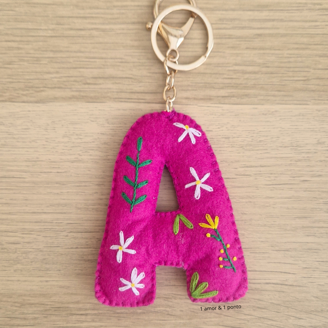 Chaveiro em feltro rosa com bordados florais em forma da letra A