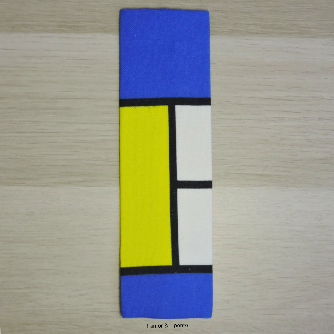 Lenço retangular de tecido colorido com padrão geométrico