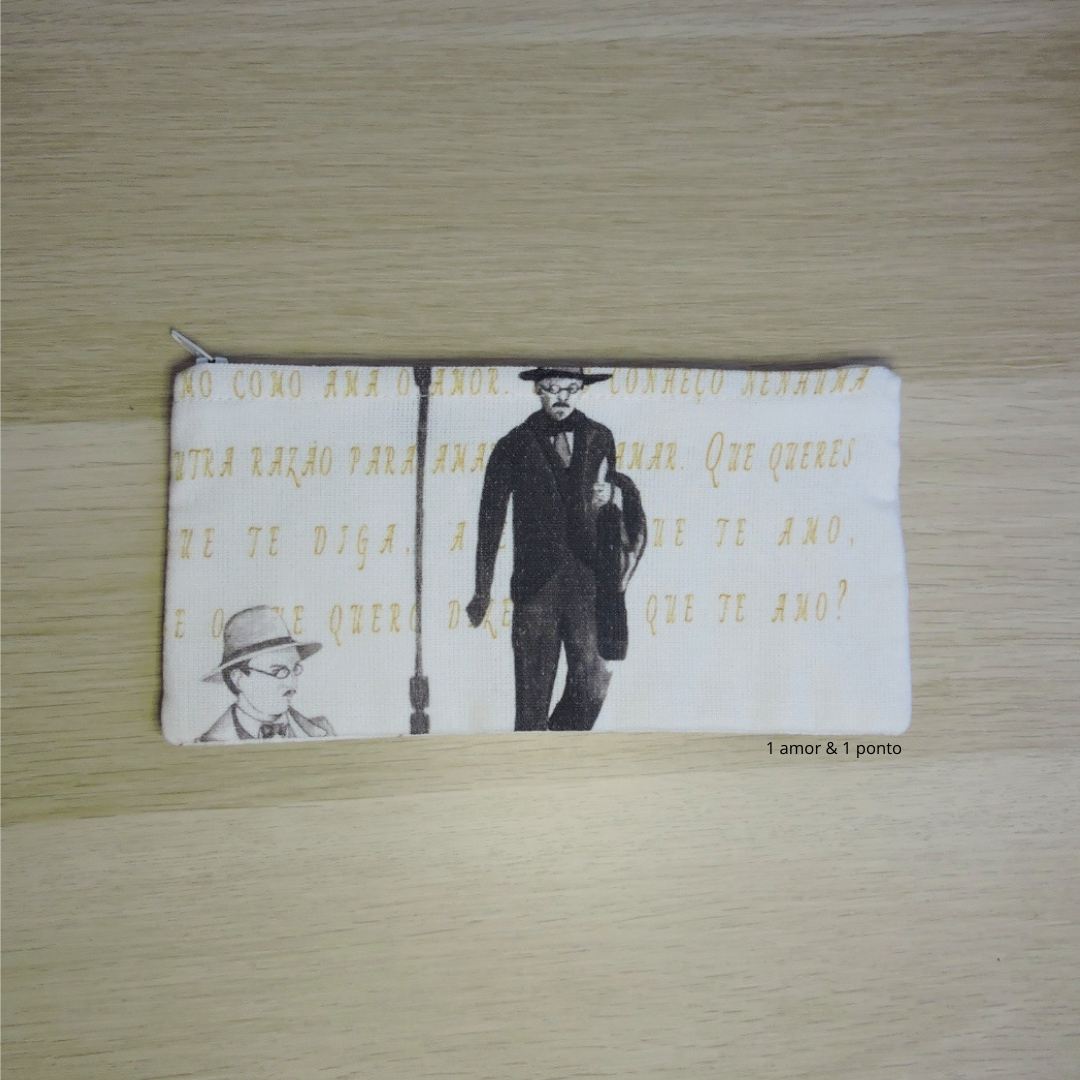 Carteira de tecido com ilustrações e texto amarelo