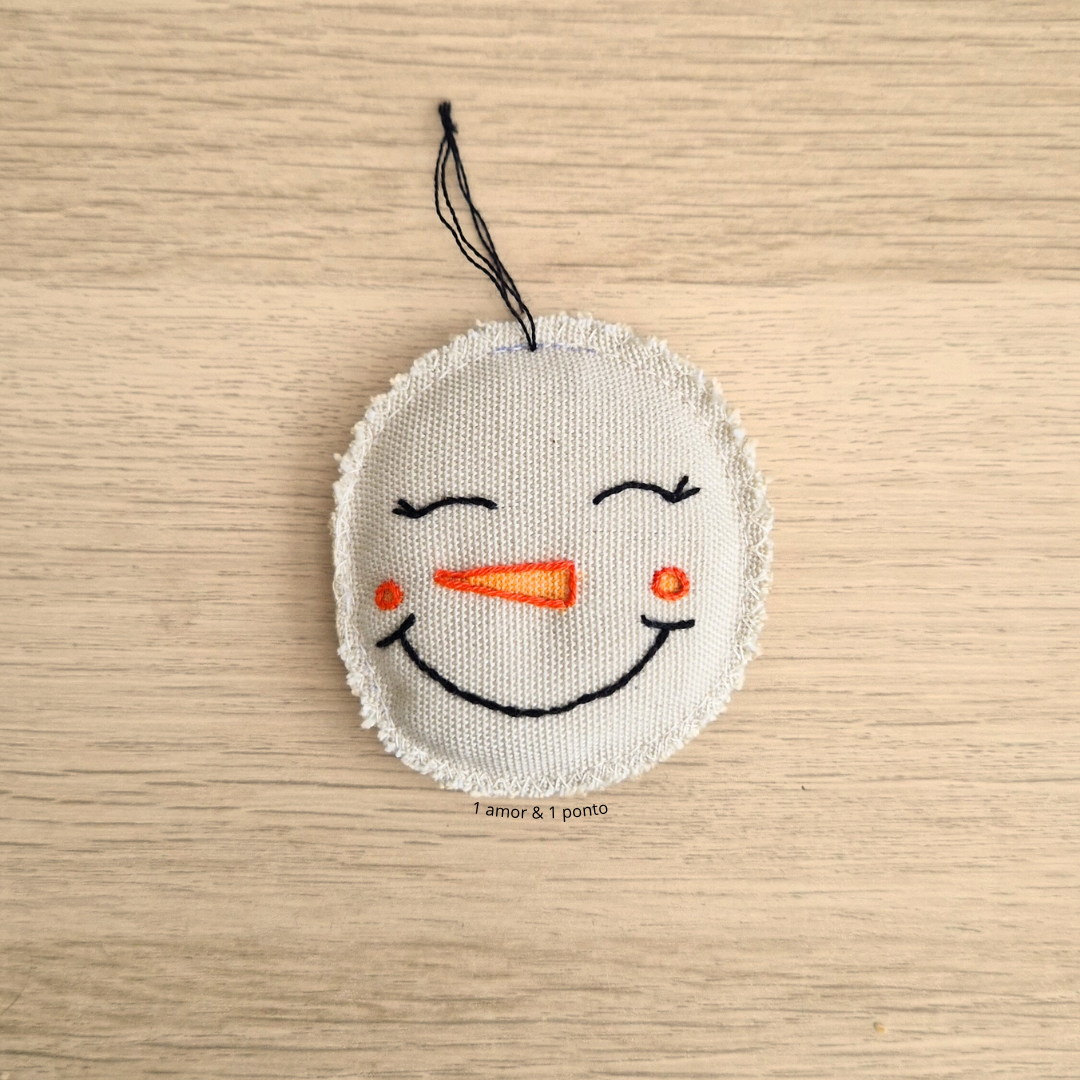 Ornamento de tecido redondo com rosto de boneco de neve bordado e pendurador