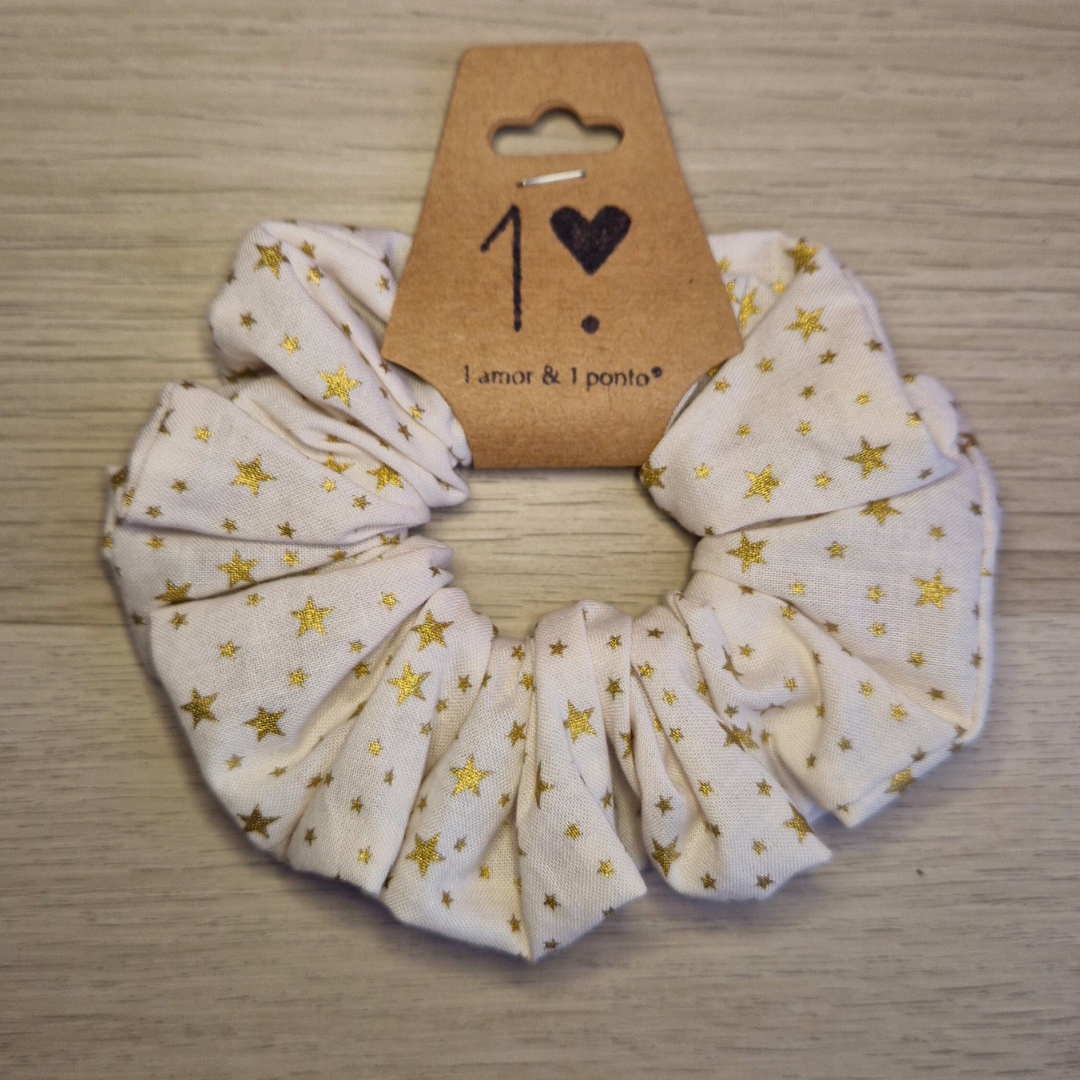 Elástico de cabelo branco com estrelas douradas e etiqueta de papel castanho