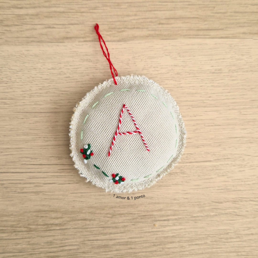 ornamento de tecido com letra A bordada