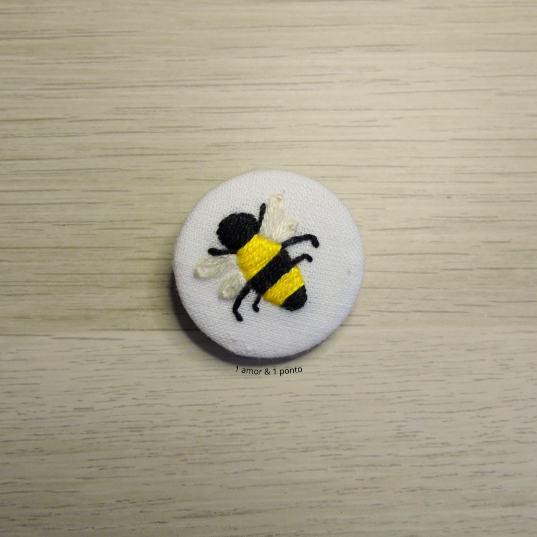 Botão branco redondo com bordado de abelha colorida