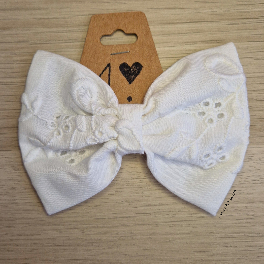 Laço branco para cabelo bordado com cartão castanho e desenho preto