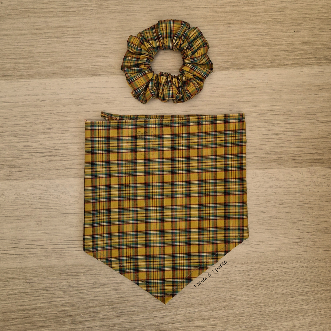 Conjunto de acessórios xadrez amarelo com lenço e scrunchie numa superfície de madeira clara