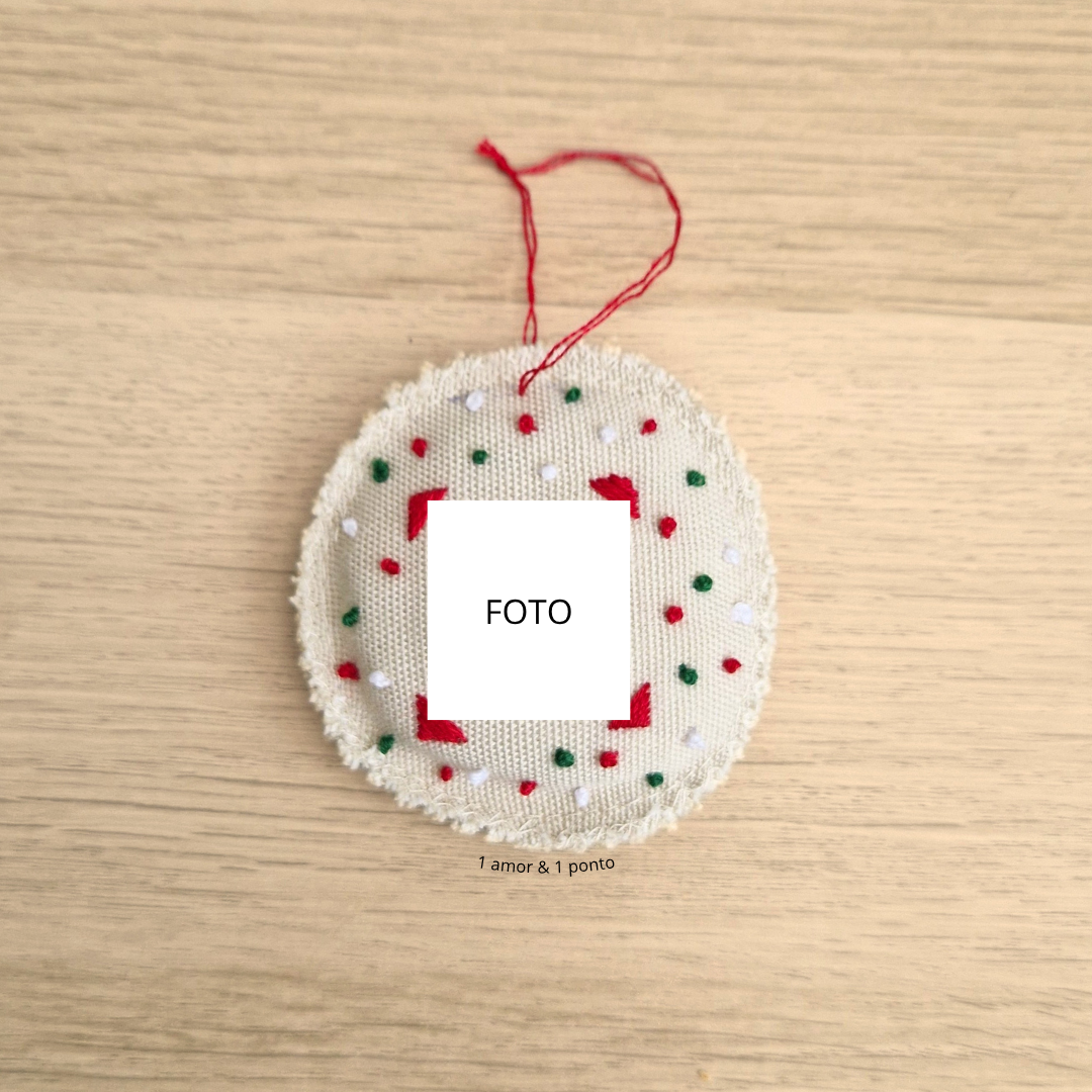 Ornamento de tecido redondo com detalhes bordados e espaço para foto