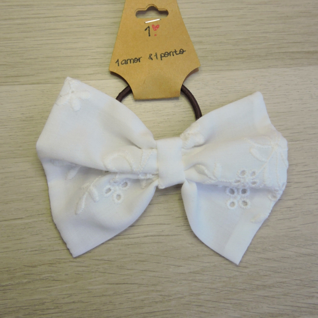 Elástico para cabelo com laço branco bordado e cartão castanho com texto