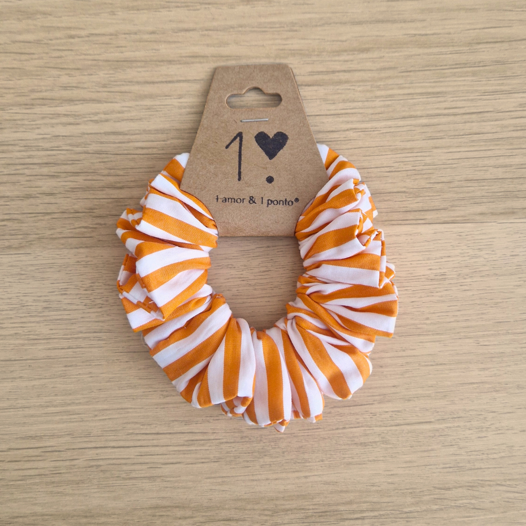 Elástico para cabelo riscado laranja e branco com embalagem de cartão